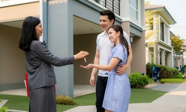 Nhà môi giới bất động sản đóng vai trò là cầu nối pháp lý và cố vấn